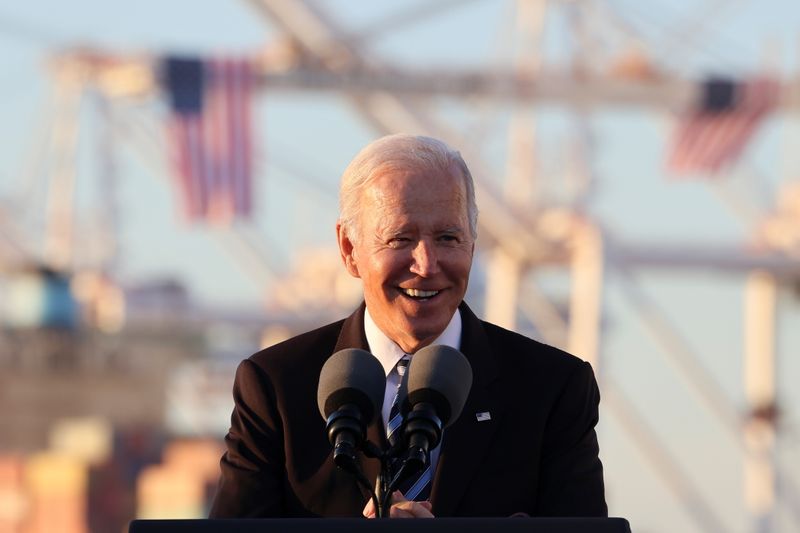 &copy; Reuters. FILE PHOTO: U.S. President Joe Biden delivers a speech during a visit to the Port of Baltimore, Maryland, U.S., November 10, 2021. REUTERS/Evelyn Hockstein/File Photo