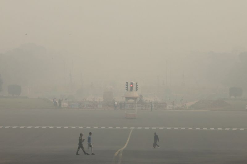 &copy; Reuters. Neblina e fumaça tóxica tomam o céu da capital da Índia
12/11/2021
REUTERS/Anushree Fadnavis