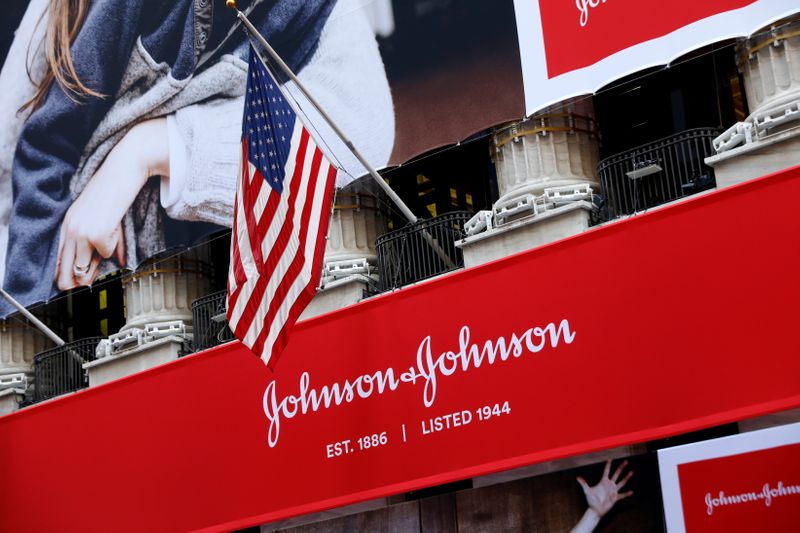&copy; Reuters. IMAGEN DE ARCHIVO. La bandera de Estados Unidos se ve sobre el logo de Johnson &amp; Johnson en la celebración del aniversario 75 de la firma cotizando acciones, en la Bolsa de Valores de Nueva York (NYSE), Nueva York, EEUU