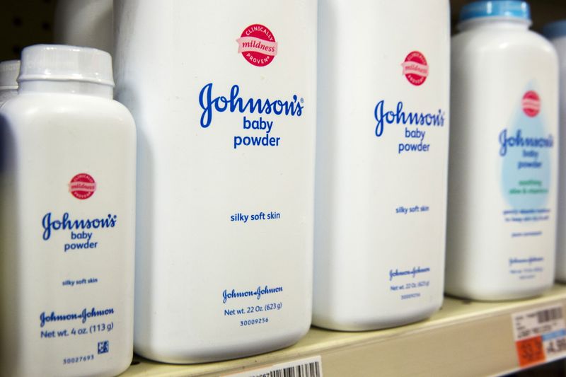 &copy; Reuters. FILE PHOTO: Bottles of Johnson & Johnson baby powder line a drugstore shelf in New York October 15, 2015.  REUTERS/Lucas Jackson//File Photo