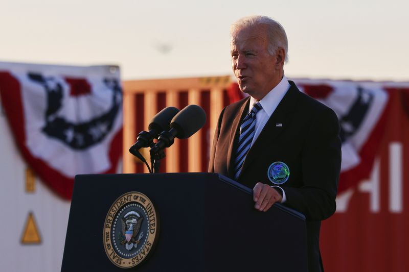 &copy; Reuters. U.S. President Joe Biden delivers a speech during a visit to the Port of Baltimore, Maryland, U.S., November 10, 2021. REUTERS/Evelyn Hockstein