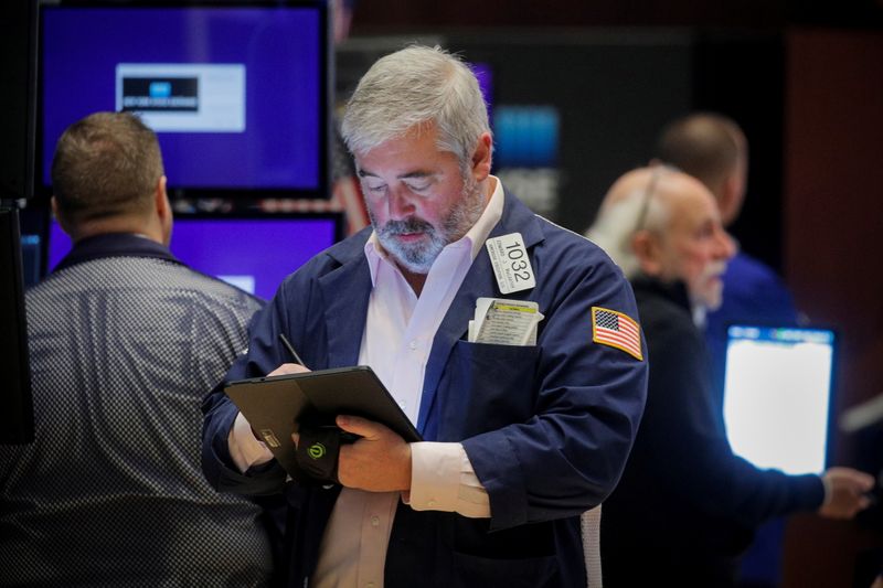 &copy; Reuters. Traders work on the floor of the New York Stock Exchange (NYSE) in New York City, U.S., November 8, 2021.  REUTERS/Brendan McDermid