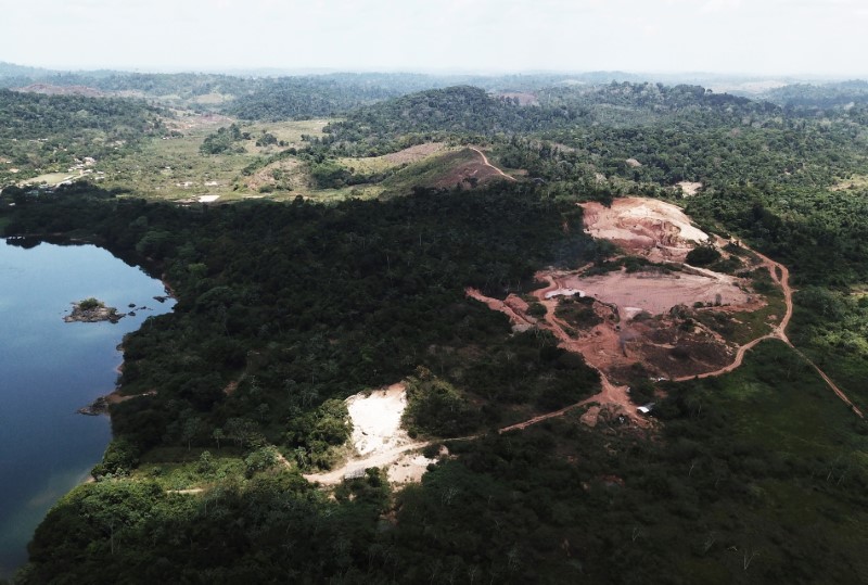 © Reuters. Vista aérea de mina ilegal de ouro perto de Altamira, no Pará
30/08/2019
REUTERS/Nacho Doce