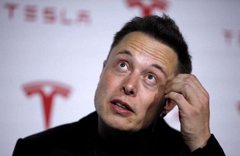 &copy; Reuters. FILE PHOTO: Tesla Motors Inc CEO Elon Musk talks about Tesla's new battery swapping program in Hawthorne, California June 20, 2013. REUTERS/Lucy Nicholson/File Photo