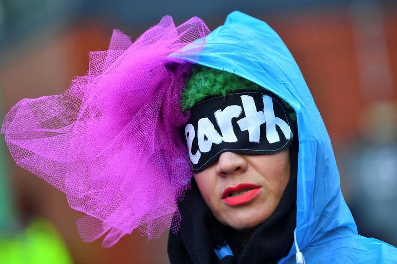 © Reuters. Una persona se manifiesta cerca de la sede de la Conferencia de las Naciones Unidas sobre el Cambio Climático (COP26), en Glasgow, Escocia, Gran Bretaña.12 de noviembre de 2021. REUTERS/Dylan Martinez