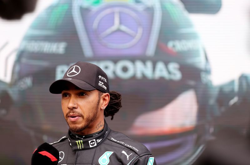 &copy; Reuters. El piloto británico de Mercedes Lewis Hamilton es entrevistado después de finalizar primero en la etapa de clasificación para el Gran Premio de Sao Paulo de Fórmula Uno, Brasil - Noviembre 12, 2021  Pool vía REUTERS/Lars Baron