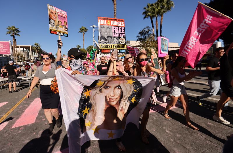 &copy; Reuters. Supporters of singer Britney Spears gather outside the Stanley Mosk Courthouse on the day of her conservatorship case hearing, in Los Angeles, California, U.S. November 12, 2021. REUTERS/Mike Blake
