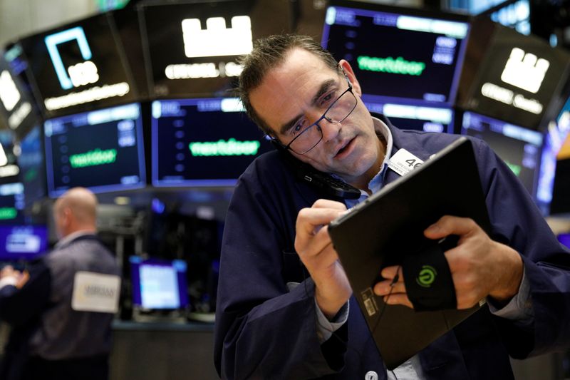 © Reuters. FILE PHOTO: Traders work on the floor of the New York Stock Exchange (NYSE) in New York City, U.S., November 8, 2021.  REUTERS/Brendan McDermid