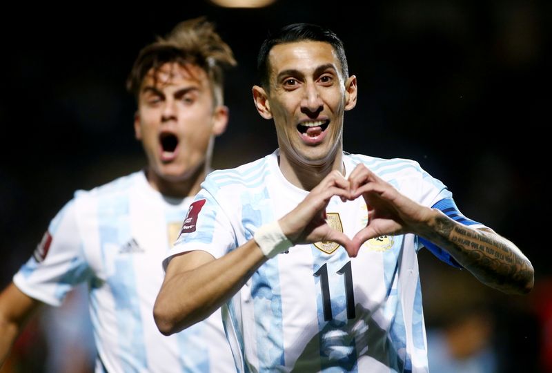 &copy; Reuters. サッカーの２０２２年Ｗ杯カタール大会南米予選、アルゼンチンが敵地でウルグアイを１─０で下し、無敗記録を２６試合に伸ばした。写真右は決勝点を決めたアンヘル・ディマリア。代表
