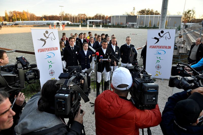 &copy; Reuters. ハンガリーの近代五種競技の選手たち（写真奥）が、ＵＩＰＭが競技５種目から馬術除外を決めたことに対する抗議の書簡をＩＯＣに提出した（２０２１年　ロイター/Marton Monus）