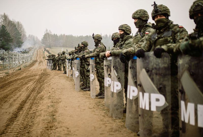 © Reuters. Polish military police stay on guard at the Poland/Belarus border near Kuznica, Poland, in this photograph released by the Territorial Defence Forces, November 12, 2021.  Irek Dorozanski/DWOT/Handout via REUTERS 