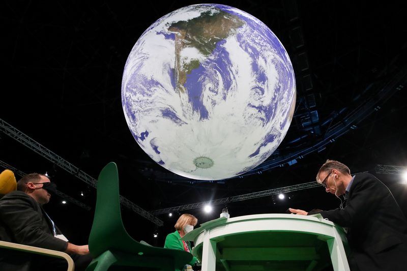 © Reuters. FILE PHOTO: Delegates rest during the UN Climate Change Conference (COP26), in Glasgow, Scotland, Britain November 12, 2021. REUTERS/Yves Herman/File Photo