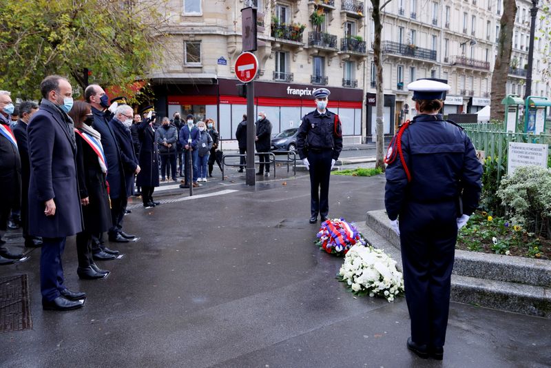 &copy; Reuters. Six ans après les attentats du 13 novembre 2015, le Premier ministre français a assisté samedi aux cérémonies, déclinées sur les différents lieux du drame, en hommage aux 130 morts et aux centaines de blessés de ces attaques qui font actuellement