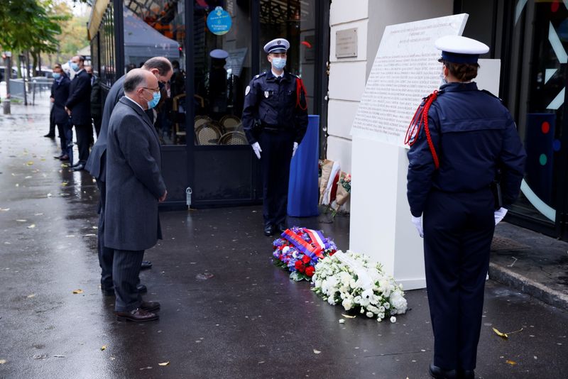 &copy; Reuters. El primer ministro francés Jean Castex y el exministro del Interior francés Bernard Cazeneuve participan en una ceremonia en la sala de conciertos "Le Bataclan" para rendir homenaje a las víctimas de los ataques terroristas del 13 de noviembre de 2015,