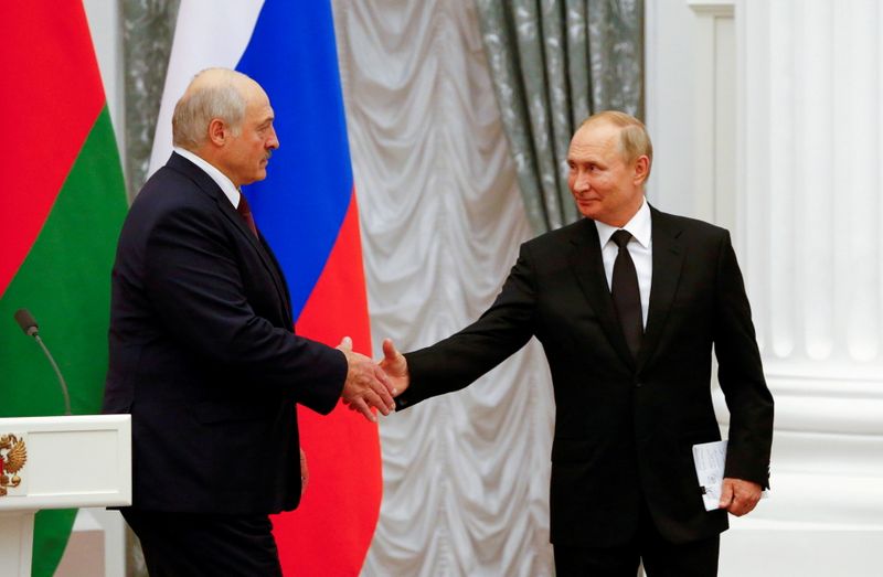 &copy; Reuters. FILE PHOTO: Russian President Vladimir Putin and his Belarusian counterpart Alexander Lukashenko shake hands during a news conference following their talks at the Kremlin in Moscow, Russia September 9, 2021. REUTERS/Shamil Zhumatov/File Photo