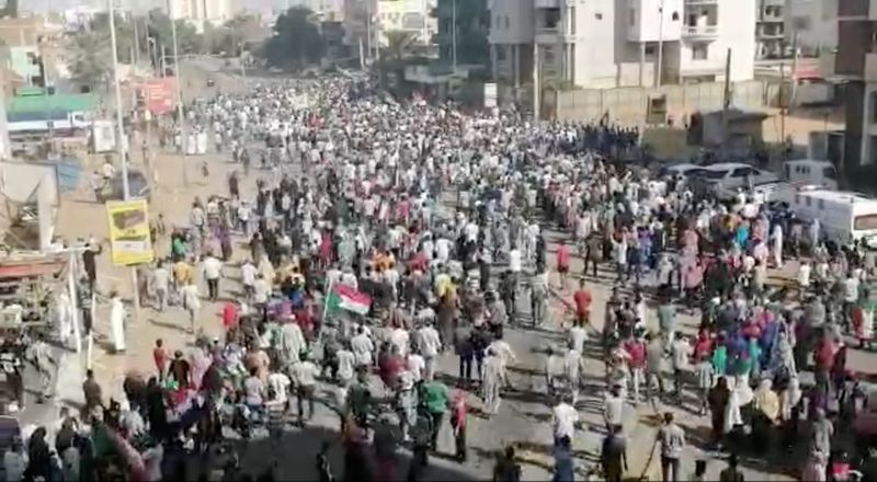 © Reuters. Demonstrators march in Khartoum, Sudan November 13, 2021, in this screen grab obtained from a video. RASD SUDAN NETWORK via REUTERS