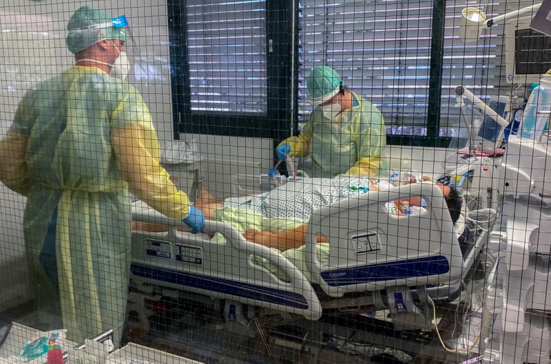 &copy; Reuters. Los miembros del personal médico del hospital Munchen Klinik Schwabing atienden a un paciente infectado con la enfermedad del coronavirus (COVID-19) en la unidad de cuidados intensivos en Múnich, Alemania, 12 noviembre 2021.
REUTERS/Ayhan Uyanik