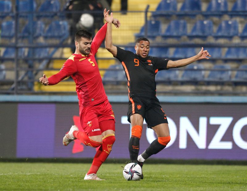 &copy; Reuters. صراع على الكرة بين لاعبين من هولندا والجبل الأسود خلال مباراة الفريقين يوم السبت في التصفيات المؤهلة لنهائيات كأس العالم لكرة القدم. رويترز