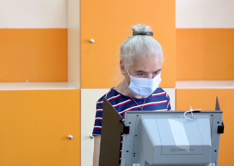 &copy; Reuters. ناخبة تدلي بصوتها في الانتخابات البرلمانية المبكرة في صوفيا يوم 11 يوليو تموز 2021. تصوير: سباسيانا سرجييفا - رويترز