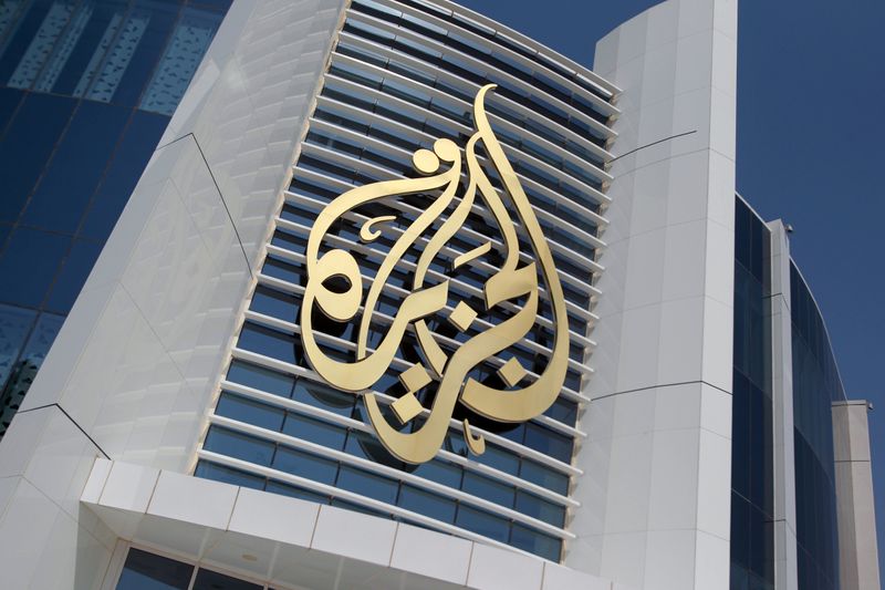 &copy; Reuters. شعار شبكة تلفزيون الجزيرة القطرية على المقر الرئيسي في الدوحة بصورة من أرشيف رويترز.