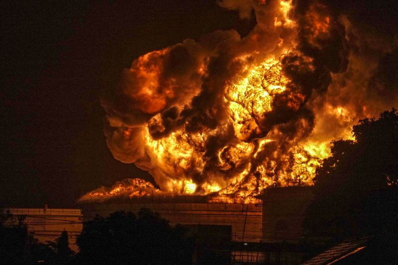 &copy; Reuters. Fire breaks out at a fuel storage unit at the Pertamina refinery complex in Cilacap, Central Java province, Indonesia November 14, 2021, in this photo taken by Antara Foto/Idhad Zakaria/via REUTERS