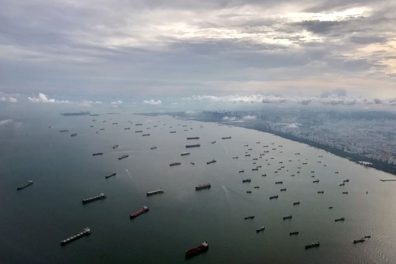 &copy; Reuters. صورة من الأعلى لسفن على ساحل سنغافورة في صورة من أرشيف رويترز.