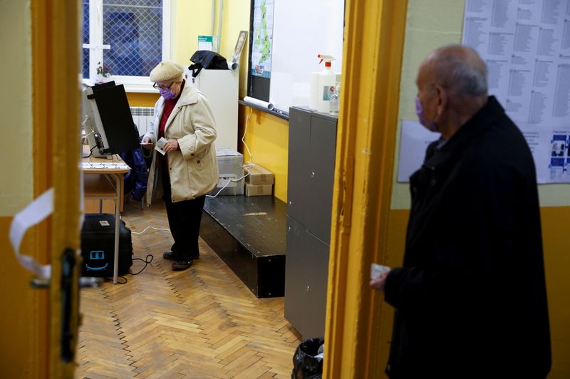 © Reuters. مواطنون يدلون بأصواتهم في مركز للاقتراع في العاصمة البلغارية صوفيا يوم الأحد. تصوير ستويان نينوف - رويترز.