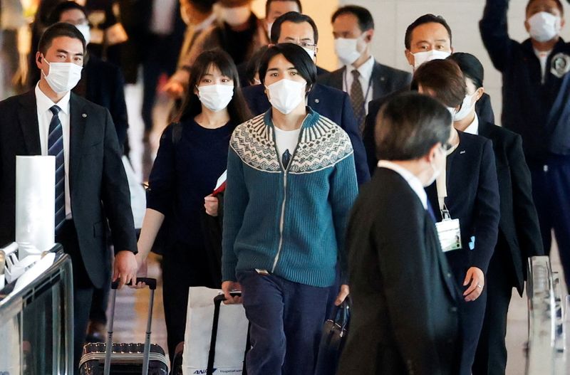 © Reuters. Mako Komuro, former Japan's Princess Mako and the eldest daughter of Crown Prince Akishino and Crown Princess Kiko, and her newly married husband Kei board a flight bound for New York to start their new life in the U.S. at Haneda airport in Tokyo, Japan November 14, 2021.  REUTERS/Issei Kato     TPX IMAGES OF THE DAY