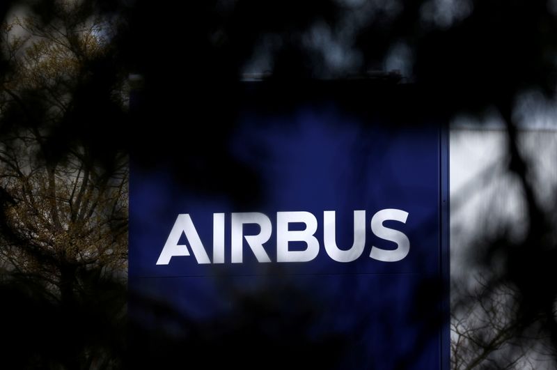 © Reuters. FILE PHOTO: The logo of Airbus is seen at the entrance of a building in Toulouse, France, March 11, 2021. REUTERS/Stephane Mahe/File Photo