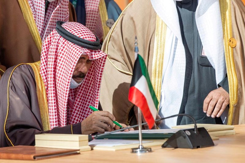 © Reuters. أمير الكويت الشيخ نواف الأحمد الصباح خلال قمة لمجلس التعاون الخليجي في العلا بالسعودية في الخامس من يناير كانون الثاني 2021. صورة لرويترز من الديوان الملكي السعودي.