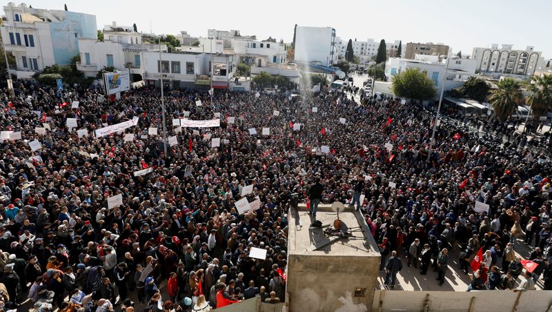 &copy; Reuters. Des heurts entre police et manifestants ont eu lieu dimanche près du Parlement à Tunis, où plusieurs milliers de personnes s'étaient réunies pour protester contre la concentration des pouvoirs aux mains du président Kaïs Saïed. /Photo prise le 14 
