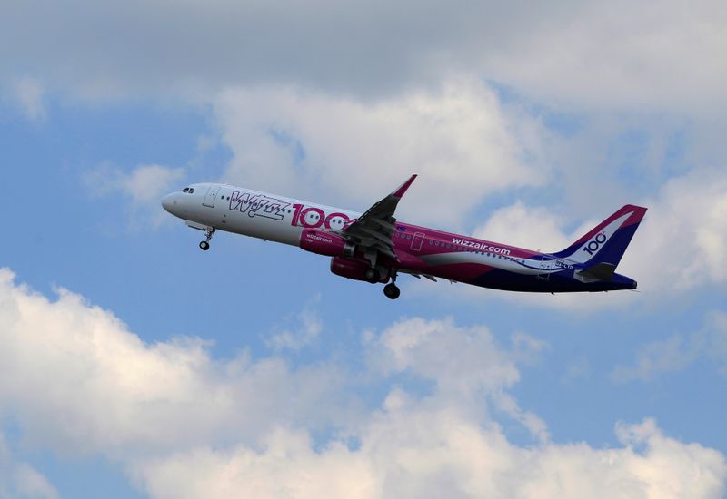 &copy; Reuters. A Wizz Air Airbus A321 aircraft takes off after the unveiling ceremony of the 100th plane of its fleet at Budapest Airport, Hungary, June 4, 2018. REUTERS/Bernadett Szabo