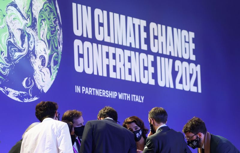 &copy; Reuters. FILE PHOTO: Delegates talk during the UN Climate Change Conference (COP26) in Glasgow, Scotland, Britain November 13, 2021. REUTERS/Yves Herman/File Photo