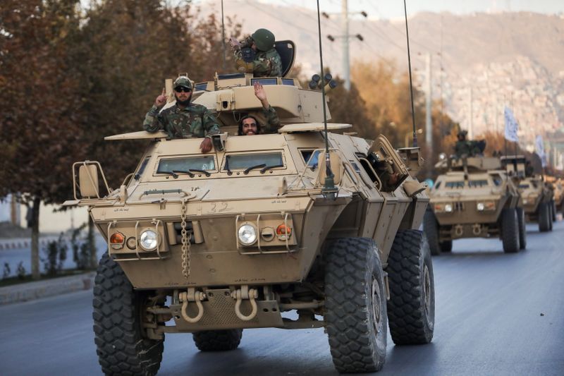 &copy; Reuters. عربات مدرعة في عرض عسكري بالعاصمة الأفغانية كابول يوم 14 نوفمبر تشرين الثاني 2021. رويترز