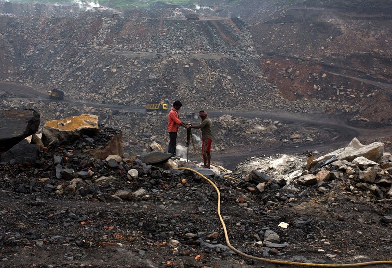 &copy; Reuters. FILE PHOTO: Workers drill at an open cast coal field at Dhanbad district in the eastern Indian state of Jharkhand September 18, 2012. REUTERS/Ahmad Masood/File Photo