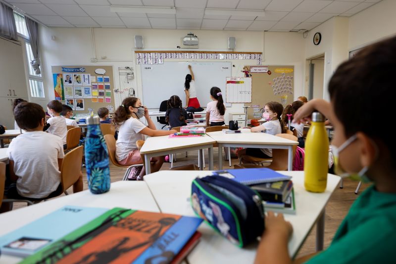 &copy; Reuters. Niños en clase en la Escuela primaria Arazim en Tel Aviv, Israel, 1 septiembre 2021.
REUTERS/Amir Cohen