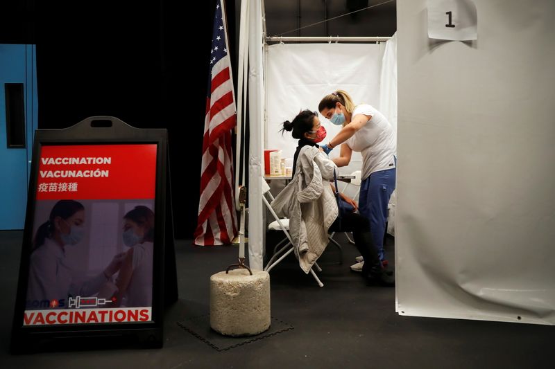 &copy; Reuters. FILE PHOTO: A healthcare worker administers a shot of the Moderna COVID-19 Vaccine to a woman at a pop-up vaccination site operated by SOMOS Community Care during the coronavirus disease (COVID-19) pandemic in Manhattan in New York City, New York, U.S., J