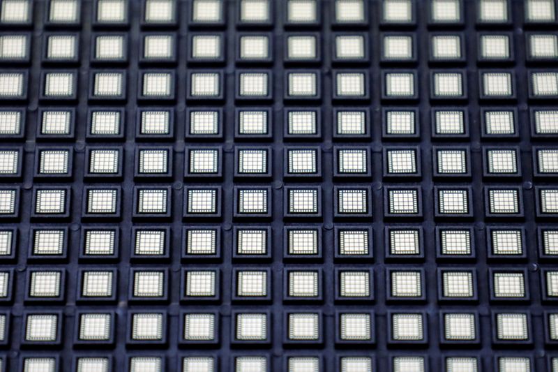 &copy; Reuters. FILE PHOTO: Semiconductor chips are pictured at chip packaging firm Unisem (M) Berhad plant in Ipoh, Malaysia October 15, 2021. REUTERS/Lim Huey Teng/File Photo