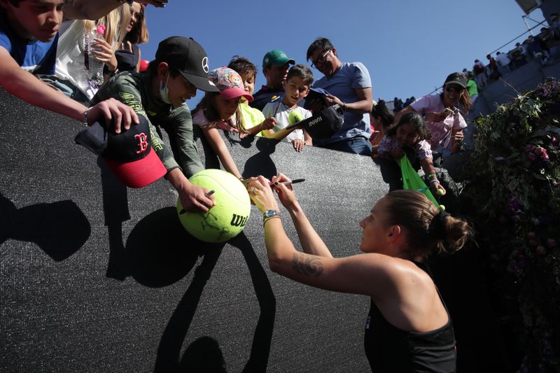 &copy; Reuters. التشيكية كارولينا بليسكوفا بعد فوزها على مواطنتها باربورا كريتشيكوفا في البطولة الختامية لموسم التنس للسيدات في وادي الحجارة بالمكسيك يوم