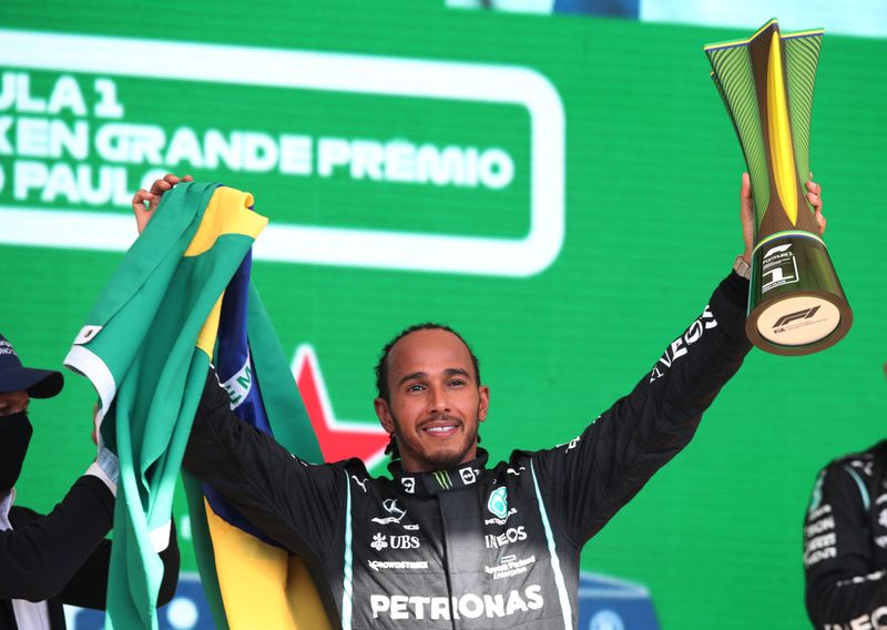 &copy; Reuters. 　自動車レースＦ１の今季第１９戦、ブラジルＧＰ決勝で１０番手からスタートした個人総合優勝７回を誇るメルセデスのルイス・ハミルトンが逆転優勝を果たした。同ＧＰで３勝目（２０