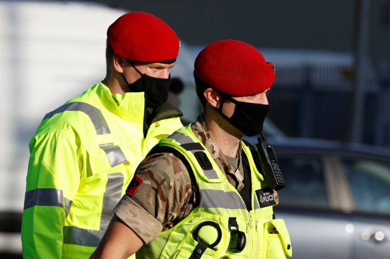 © Reuters. Les services antiterroristes britanniques ont arrêté trois personnes dimanche après l'explosion d'un véhicule à l'extérieur de l'hôpital pour femmes de Liverpool, dans le nord de l'Angleterre, qui a fait un mort et un blessé, a annoncé la police. /Photo d'archives/REUTERS/Phil Noble