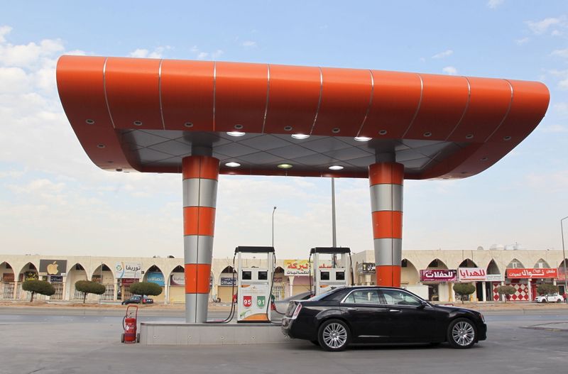&copy; Reuters. سيارة تتزود بالوقود في محطة بنزين في العاصمة السعودية الرياض. صورة من أرشيف رويترز.