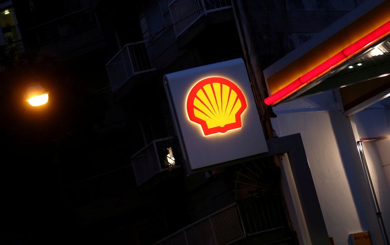 &copy; Reuters. Royal Dutch Shell a annoncé lundi son intention de déplacer son siège social ainsi que sa résidence fiscale de La Haye, aux Pays-Bas, à Londres et de supprimer son système de cotation d'actions en deux catégories afin de simplifier son organisation