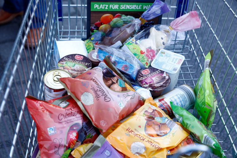 &copy; Reuters. FILE PHOTO: People shop groceries at an Aldi supermarket, as the spread of the coronavirus disease (COVID-19) continues, in Berlin, Germany, March 24, 2020. REUTERS/Michele Tantussi/File Photo