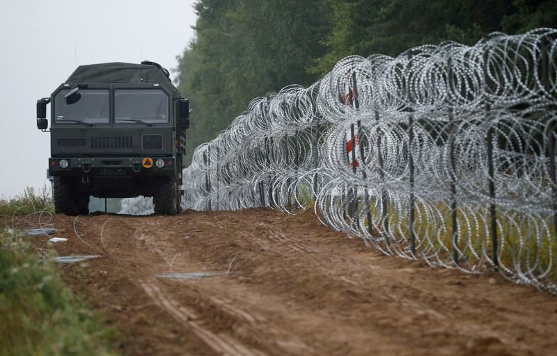 &copy; Reuters. مركبة تمر بجوار حاجز حدودي بالأسلاك الشائكة بين بولندا وروسيا البيضاء في 26 أغسطس آب 2021. تصوير كاكبر بامبل- رويترز.