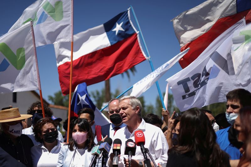 &copy; Reuters. FILE PHOTO: Chilean presidential candidate Jose Antonio Kast from far-right Republican Party meets with supporters during a campaign rally in the outskirts of Santiago, ahead of the first round of presidential elections on November 21, Chile, October 25, 