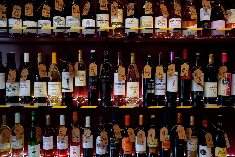 &copy; Reuters. Botellas de vino en los estantes de la tienda Vinum Vita en Haro, La Rioja, España, el 13 de noviembre de 2021. REUTERS/Vincent West