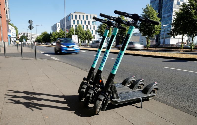 &copy; Reuters. FILE PHOTO: E-scooters of Tier Mobility, a start-up for shared micro-mobility services, are parked in Cologne, Germany, July 23, 2019. REUTERS/Wolfgang Rattay/File Photo