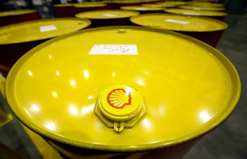 &copy; Reuters. FILE PHOTO: Filled oil drums are seen at Royal Dutch Shell Plc's lubricants blending plant in the town of Torzhok, north-west of Tver, November 7, 2014. REUTERS/Sergei Karpukhin