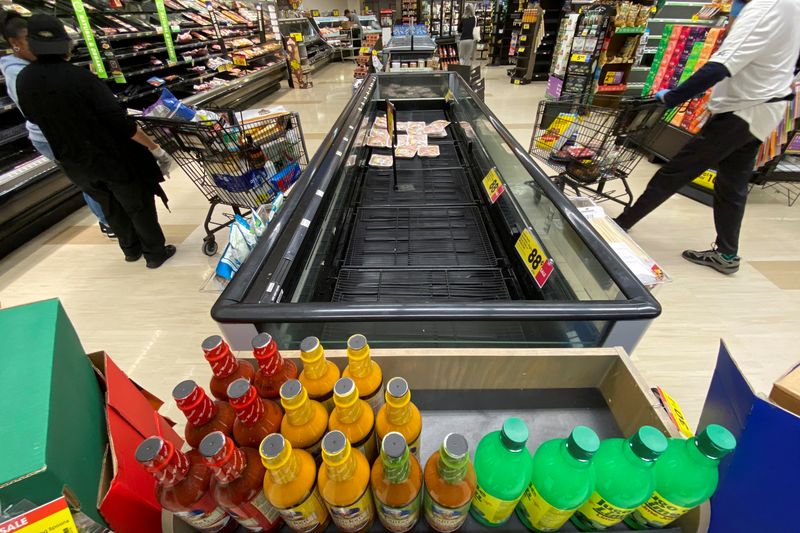 &copy; Reuters. FILE PHOTO: Customers browse grocery store shelves inside Kroger Co.'s Ralphs supermarket amid fears of the global growth of coronavirus cases, in Los Angeles, California, U.S. March 15, 2020.  REUTERS/Patrick T. Fallon